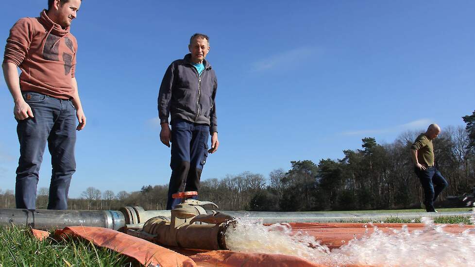 Zilhorst hoopt dat de proef gaat slagen. Volgende week zullen nog twee percelen onder water gaan. Dit proces zal ook enkele keren worden herhaald.