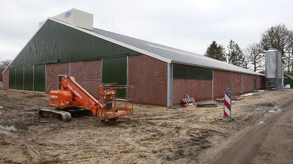 Ondertussen wordt er door Bouwbedrijf Th. vd. Linden hard gewerkt aan de nieuwe stal voor 1.080 vleesvarkens, verdeeld over zes afdelingen. Deze wordt gebouwd op vijf kilometer afstand van zijn ‘thuisbedrijf’. Op de plek stond een oude stal voor 200 vlees