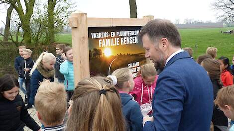 Burgemeester Dadema van Raalte bij onthulling van eerste bord Salland Boert Bewust.