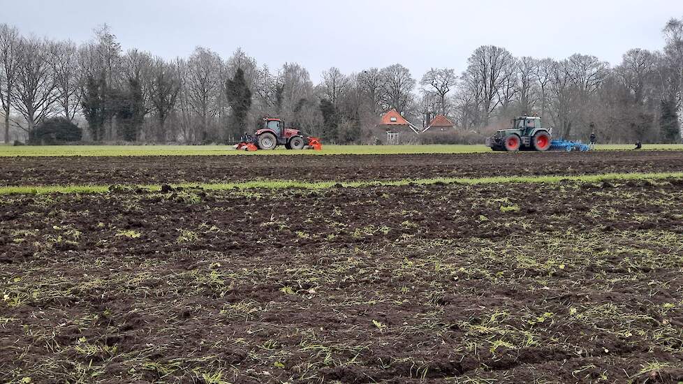 De zeven verschillende machines werkten allemaal twee banen groenbemester onder. De eerste baan was over lang gras en de tweede baan over kort gras.