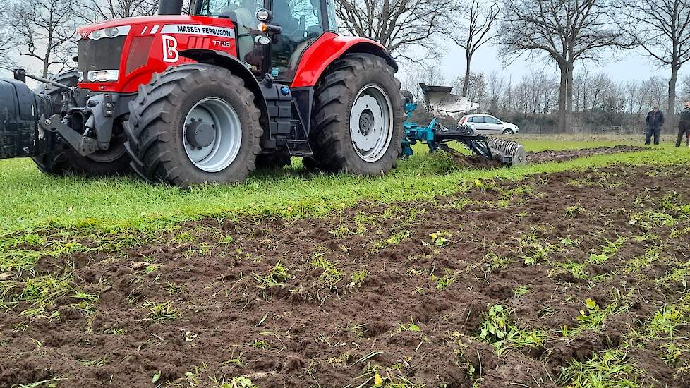 De Ecoploeg maakt de grond mooi zwart en werkt het gras makkelijk onder.