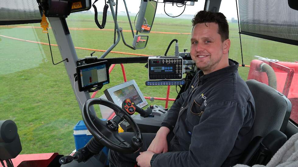 Loonbedrijf Bongers rijdt mest uit met een drie-mans systeem. Menno Bongers rijdt de mest uit terwijl een collega de slangen op- en afrolt, De derde collega is de mest aan het verpompen.