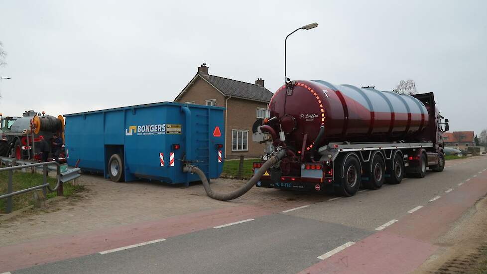 De derde persoon is mest aan het heen en weer rijden en verpompen. In de vrachtauto past 36 kuub mest.