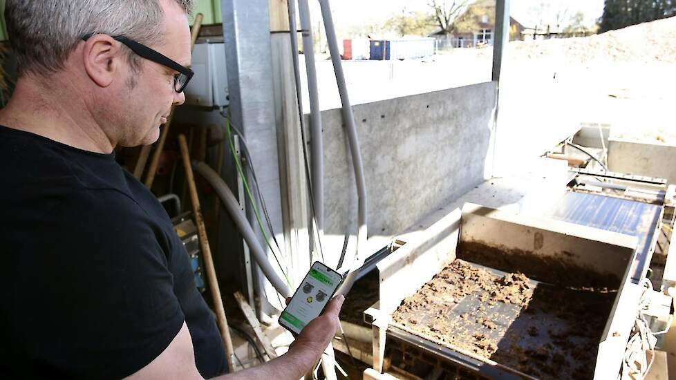 Het nieuwe mestsysteem is ontwikkeld door techneut Theo Tangelder (zie foto). „Ik werd om 01.30 uur wakker en opeens zag ik het systeem helemaal voor me. Ik had toen binnen een half uur een schets op papier staan. Het systeem is grotendeels nog steeds zoa