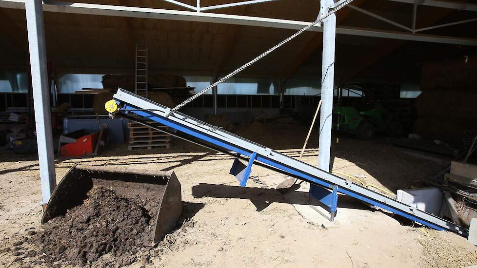 De vaste mest valt nu nog in een bak, maar moet eindelijk in een container worden opgevangen bij de Zonvarken-boerderij in de Heurne. De bedoeling is dat er bokashi (het Japanse woord voor gefermenteerd organisch materiaal, red.) van wordt gemaakt. Zo kun