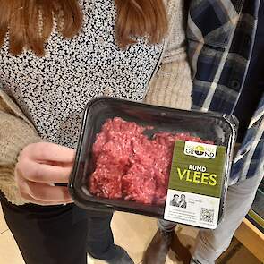Op het etiket zit een QR-code die consumenten kunnen scannen waarna ze meer informatie krijgen over de herkomst van de producten.