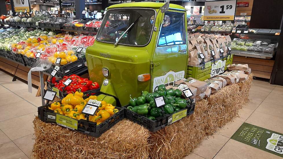 De producten van Van Onze Grond liggen verspreid over de winkel op de juiste afdelingen.