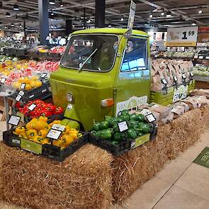 De producten van Van Onze Grond liggen verspreid over de winkel op de juiste afdelingen.