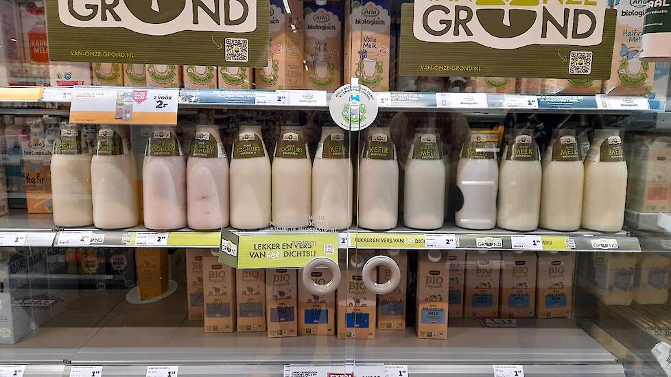 In het zuivelvak staat vanille- en aardbeien- en naturel yoghurt, kefir en melk.