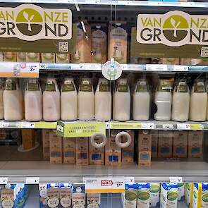 In het zuivelvak staat vanille- en aardbeien- en naturel yoghurt, kefir en melk.