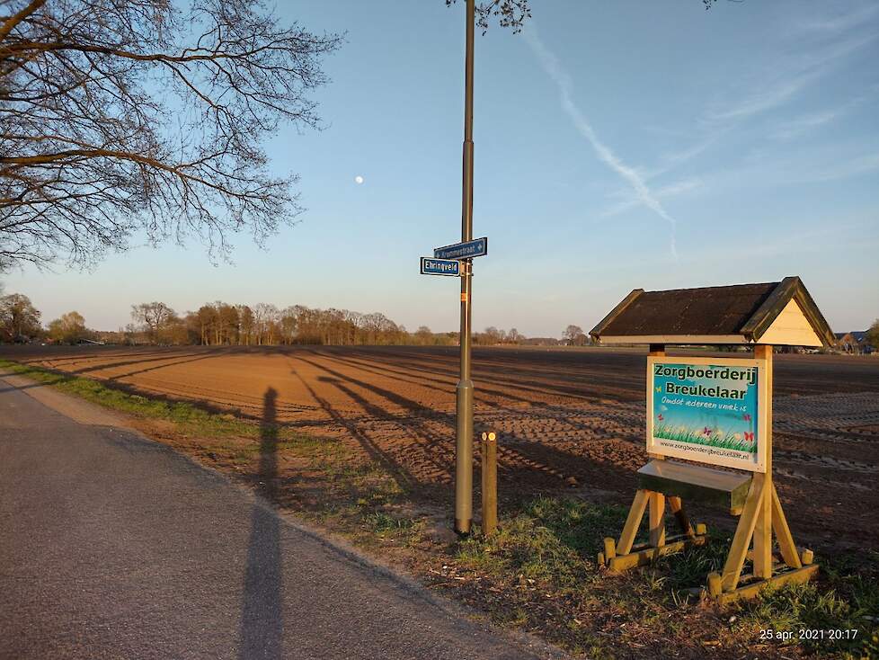 Op het ingezaaide perceel (links) moeten op termijn zonnepanelen komen.