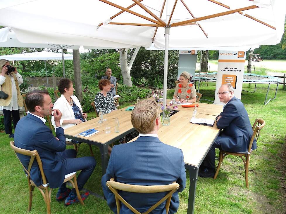 LTO Noord-bestuurder Dirk Bruins in gesprek met koningin Máxima.