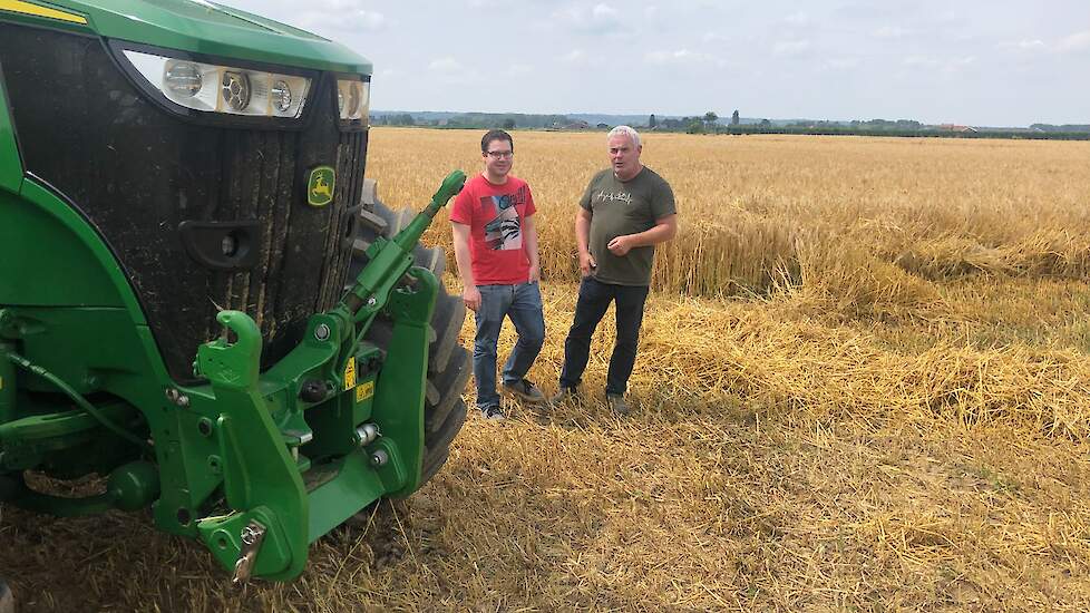 Fotoserie: Gerstoogst in Gelders Leuth met John Deere-combine en Bergmann-overslagwagen
