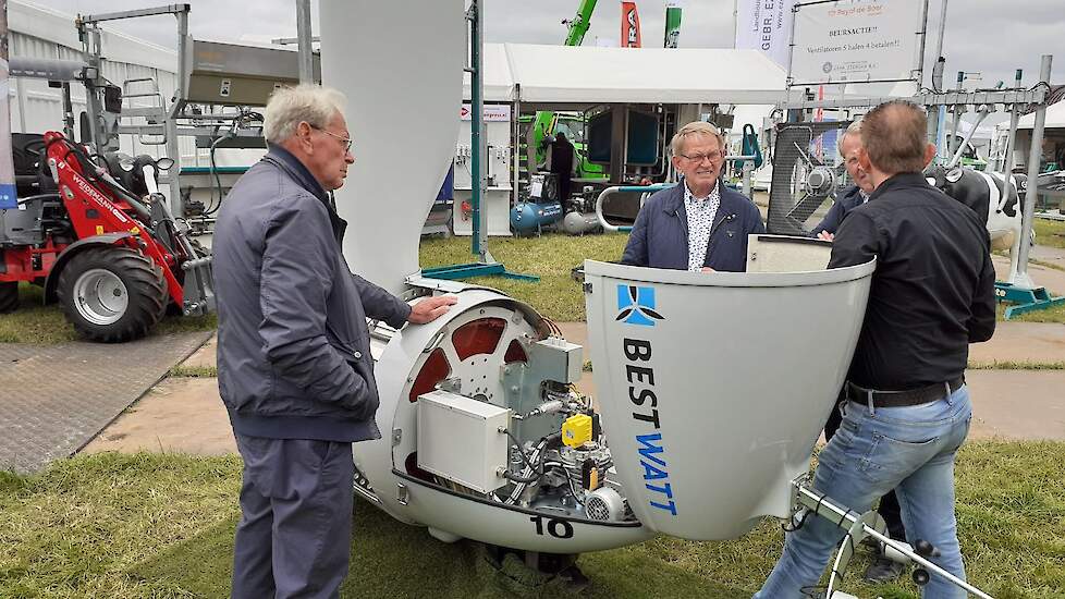 Stands met kleine windmolens kunnen op veel belangstelling rekenen. De boeren luisteren bij fabrikanten BestWatt en EAZ Wind aandachtig naar de uitleg.