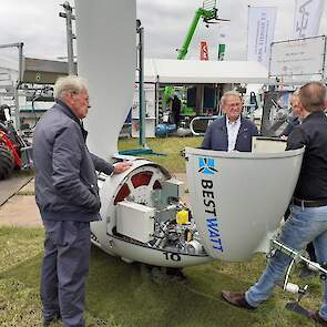 Stands met kleine windmolens kunnen op veel belangstelling rekenen. De boeren luisteren bij fabrikanten BestWatt en EAZ Wind aandachtig naar de uitleg.