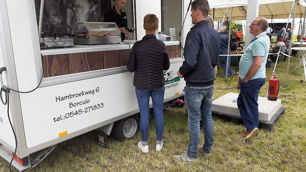 Bij Inge Evenhuis van ijsboerderij 't Dommerholt is het de hele dag druk, net als thuis op het erf.