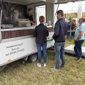 Bij Inge Evenhuis van ijsboerderij 't Dommerholt is het de hele dag druk, net als thuis op het erf.