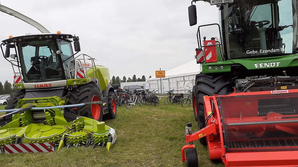 Het voorportaal is door twee grote maïshakselaars direct indrukwekkend. Bij de twee grote machines worden meteen de nodige foto's geschoten.