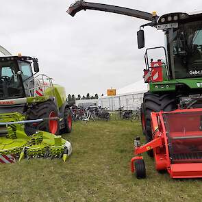 Het voorportaal is door twee grote maïshakselaars direct indrukwekkend. Bij de twee grote machines worden meteen de nodige foto's geschoten.