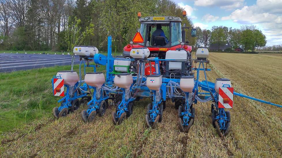 Met de ZipDrill-kit op de zaaimachine wordt maïs ingezaaid in de roggestoppel.