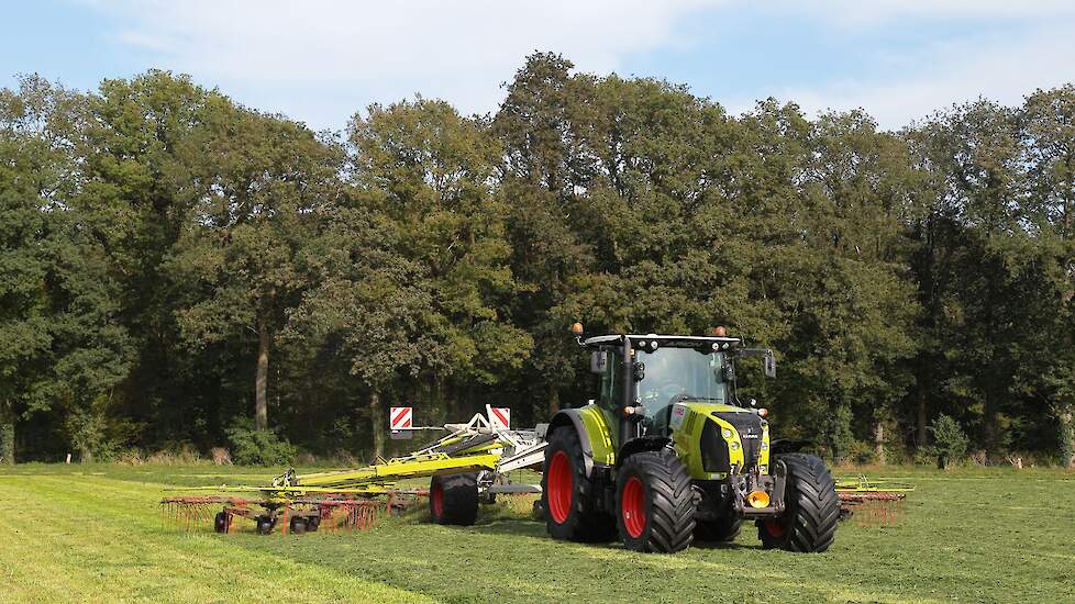 De GPS zit standaard op deze trekker omdat ze daar ook andere werkzaamheden mee uitvoeren. Voor het harken is het ook mooi meegenomen.