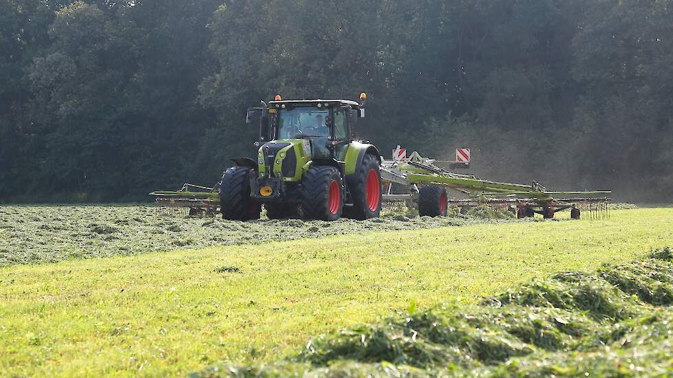 Schutte besteed al het landwerk uit aan Loonbedrijf Poppink. Wel doet hij tussendoor zelf nog een keer schudden.