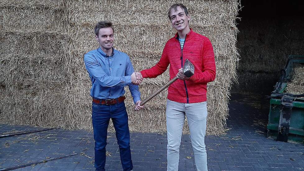 Bob Keurentjes (links) neemt de voorzittershamer over van Gert-Jan Eggink (rechts).