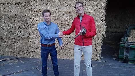 Bob Keurentjes (links) neemt de voorzittershamer over van Gert-Jan Eggink (rechts).