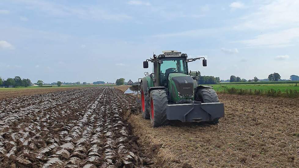 Bij ploegen in de nazomer is de grond droger dan bij winterploegen. Ploegen in januari bleek slecht voor de structuur en de bieten stonden na die behandeling dit jaar minder mooi. Bij het maken van bodemprofielkuilen was een dichte laag zichtbaar. Van der