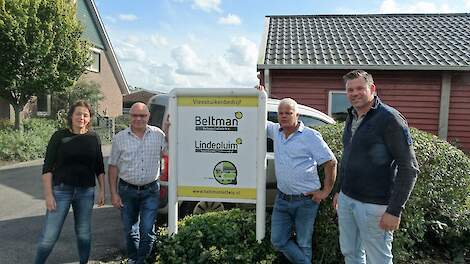 De Sallandse pluimveehouders (v.l.n.r. Jolanda Kieftenbeld, Harrie Peters, Wim Beltman en Wilco Wijlhuizen) schatten de schade voor hun sector door de vogelgriepuitbraak bij de siervogelhouder in Heeten op vijf tot tien miljoen euro.