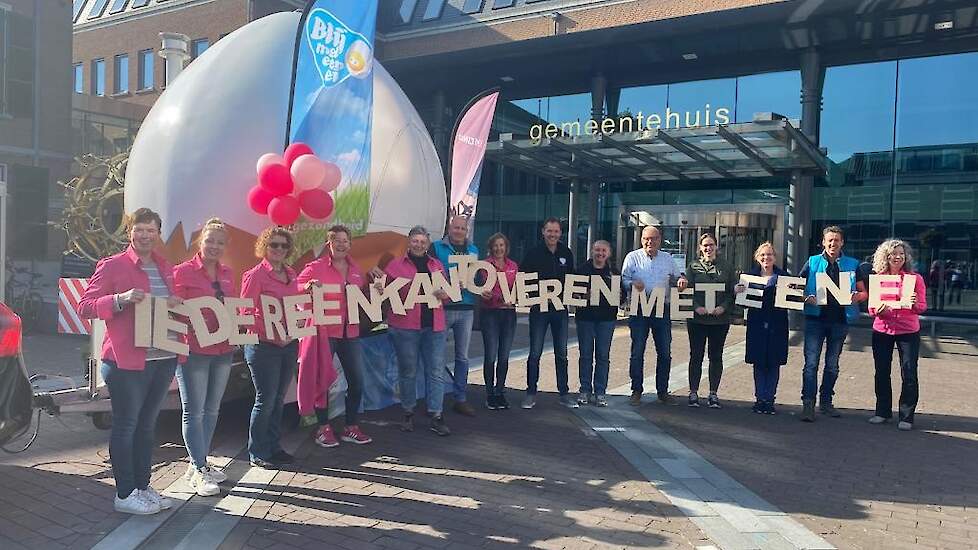 Fotoserie: Pluimveehouders fietsen naar Barneveld om aandacht te vragen voor het ei