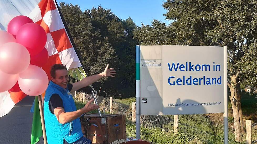 Bens parkeerde fiets net over de grens van Gelderland in Herveld. „De actie is nu al geslaagd. Mensen zien de vlag en zeggen hardop 'Blij met een Ei' en dan verschijnt er een glimlach." Opvallend vindt hij het verschil tussen aandacht in dorpen en de stad