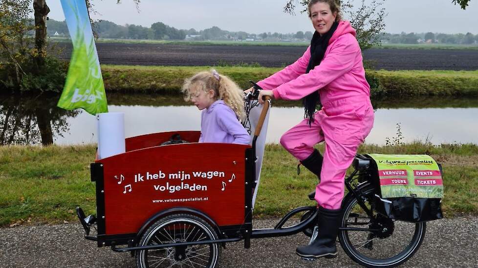 Mariska Oving, mmmEggie en legpluimveehoudster in Odoornerveen fietste met dochter Elisa in de bakfiets met eieren. Tussendoor een interview voor de regionale tv die deze fanatieke mmmEggie inmiddels goed weten te vinden.