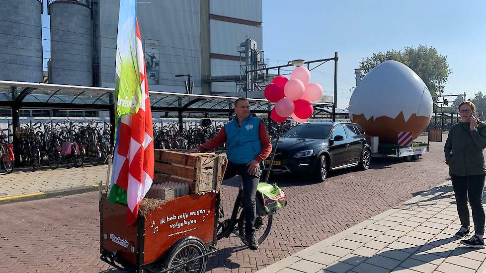 Aankomst van Gerrit Bakkenes in Barneveld. „Ik heb een leuk middag gehad. We hebben het ei goed op de kaart gezet en gepromoot."