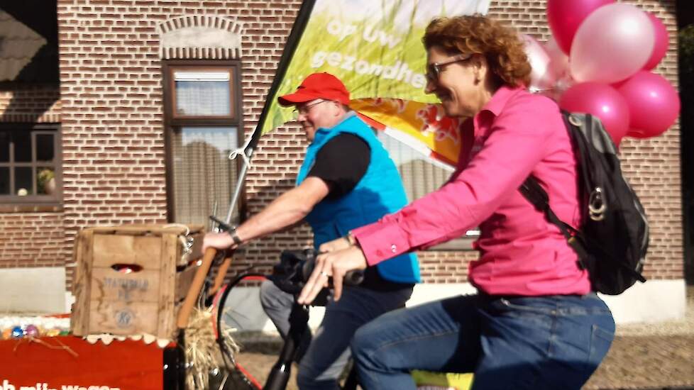 Legpluimveehouder Koen van de Kerkhof en zijn vrouw en mmmEggie Lian fietsten samen van Rijkevoort naar Haps. „Extra aandacht voor het ei is goed. Het is tenslotte superfood; boordevol vitamines en past in elk dieet. Het is goed dat iedereen dat weet", ze