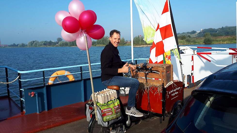 Kees van den Burg uit Herveld trapte zaterdagmorgen af. Oversteek via het pont in Wageningen. Mooi moment om even met de medepassagiers te praten over het natuurproduct het ei.