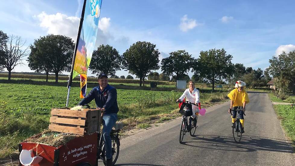 De Limburgse pluimveehouders fietsten samen verder. 'Echt een geweldig gezellige dag. Ook makkelijk met meerdere mensen want die grote vlag kon niet onder alle Limburgse bruggetjes door", zegt Vera.
