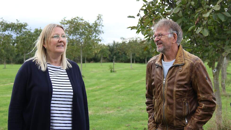 Rechts geinteresseerde melkveehouder Van Zenderen.