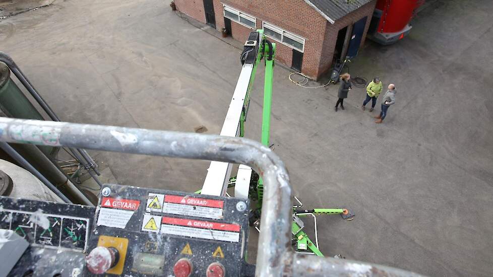 Met een hoogwerker gaat Erik Prange van Teneo omhoog om de sensoren te plaatsen.