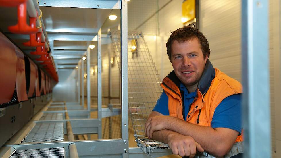 De stal is ingericht met drie rijen volière van Chore-Time. „Ik vond dit een mooi systeem. Bovendien was de prijs aantrekkelijk, vergeleken met andere volière systemen”, zegt Henri Dekker.
