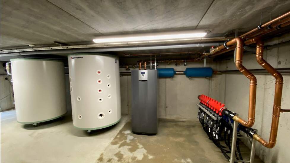 Na de verdeler wordt de warmte opgewaardeerd door een warmtepomp. Deze opgewaardeerde warmte wordt opgeslagen in een buffervat waarna het verdeeld kan worden.