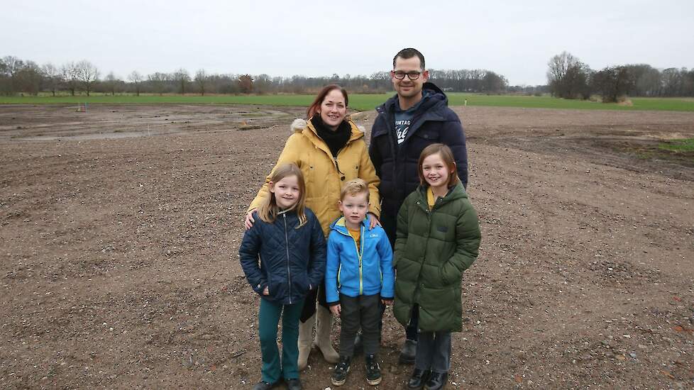De familie Klein Koerkamp op de nieuwe locatie, waar in januari wordt gestart met de bouw. V.l.n.r. Ruby (6), Sanne, Vinz (4), Christian en Loïs (9). Jongste dochter Mexx (2) lag te slapen.