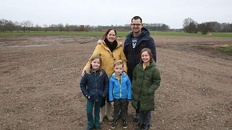 De familie Klein Koerkamp op de nieuwe locatie, waar in januari wordt gestart met de bouw. V.l.n.r. Ruby (6), Sanne, Vinz (4), Christian en Loïs (9). Jongste dochter Mexx (2) lag te slapen.