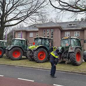 Zo'n dertig boeren verzamelden zich donderdag rond de middag bij het kantoor van Omroep Gelderland.