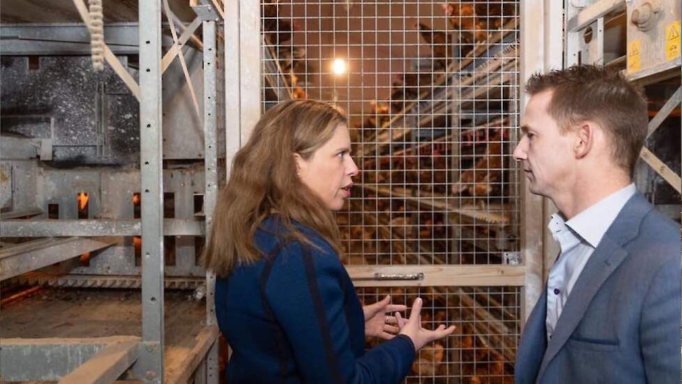 Martijn van Veldhuizen in gesprek met demissionair landbouwminister Carola Schouten. Schouten bezocht zijn bedrijf in Lunteren begin 2019 in het kader van een bezoek aan de Foodvalley-regio.