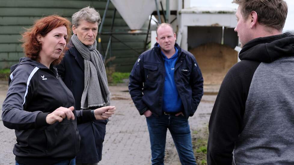 Hoofdredacteur Sandrina Hadderingh (meest links) in gesprek met melkveehouder Thijs Wieggers (meest rechts).