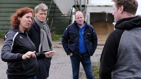 Hoofdredacteur Sandrina Hadderingh (meest links) in gesprek met melkveehouder Thijs Wieggers (meest rechts).