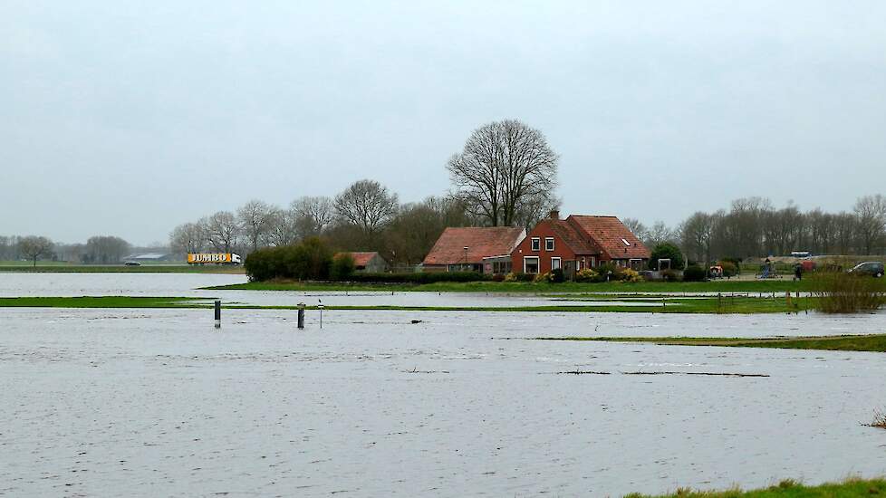 Uitzonderlijk grote watervlakten in het boerenland.