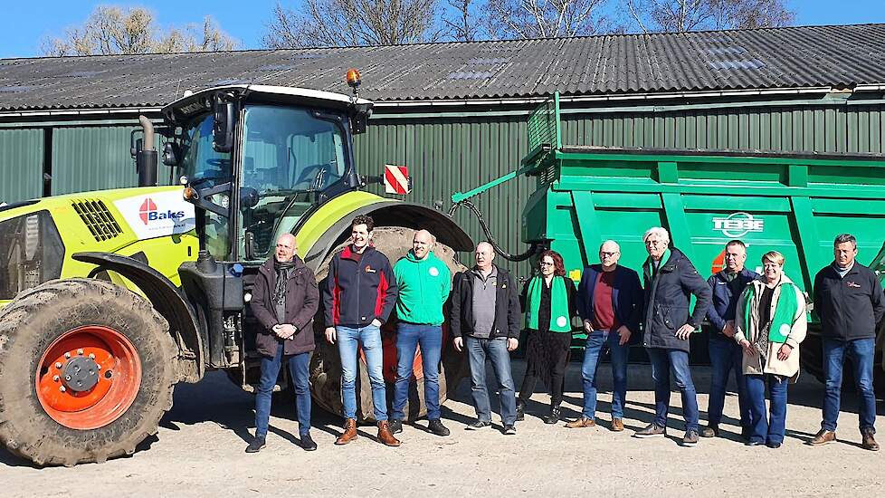 v.l.n.r. Gerwin Otten namens Cumela,Tom Krayenbrink van loonbedrijf Baks, Christiaan Hoftijzer (CDA),Theo Bleumink van loonbedrijf Bleumink, Patricia Oostendarp (CDA), Wily Erinkveld (CDA), Theo Helmers (CDA), Arjan Winkelhorst van loonbedrijf Winkelhorst