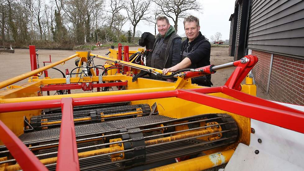 Akkerbouwers Pieter Tromp en Herko de Ruiter pakten zes jaar geleden gezamenlijk de teelt van zaaiuien op. De werkzaamheden worden onderling verdeeld en dat bevalt hun goed.